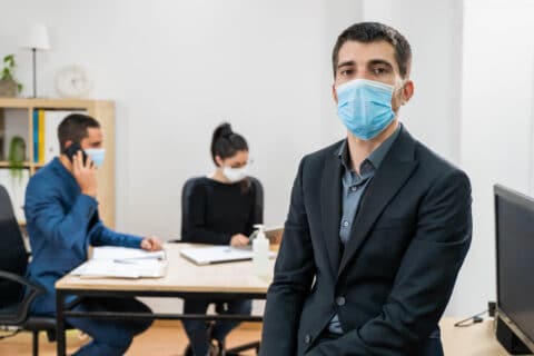 Anordnung einer Mund-Nase-Bedeckung - Direktionsrecht des Arbeitgebers