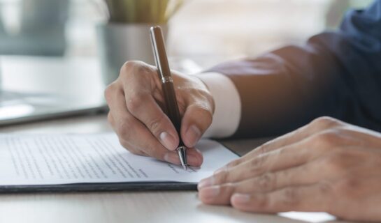 Scheinarbeitsvertrag mit gescannter Unterschrift des Geschäftsführers – Untreue