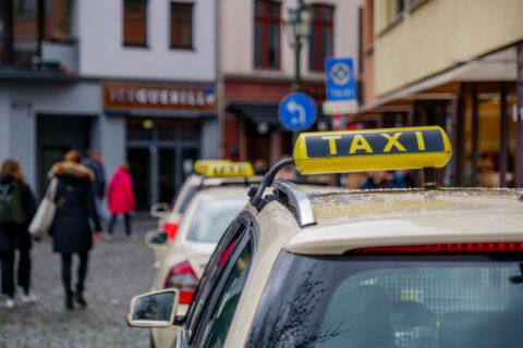 Streit um Kündigung und Zahlungsansprüche eines Taxifahrers.