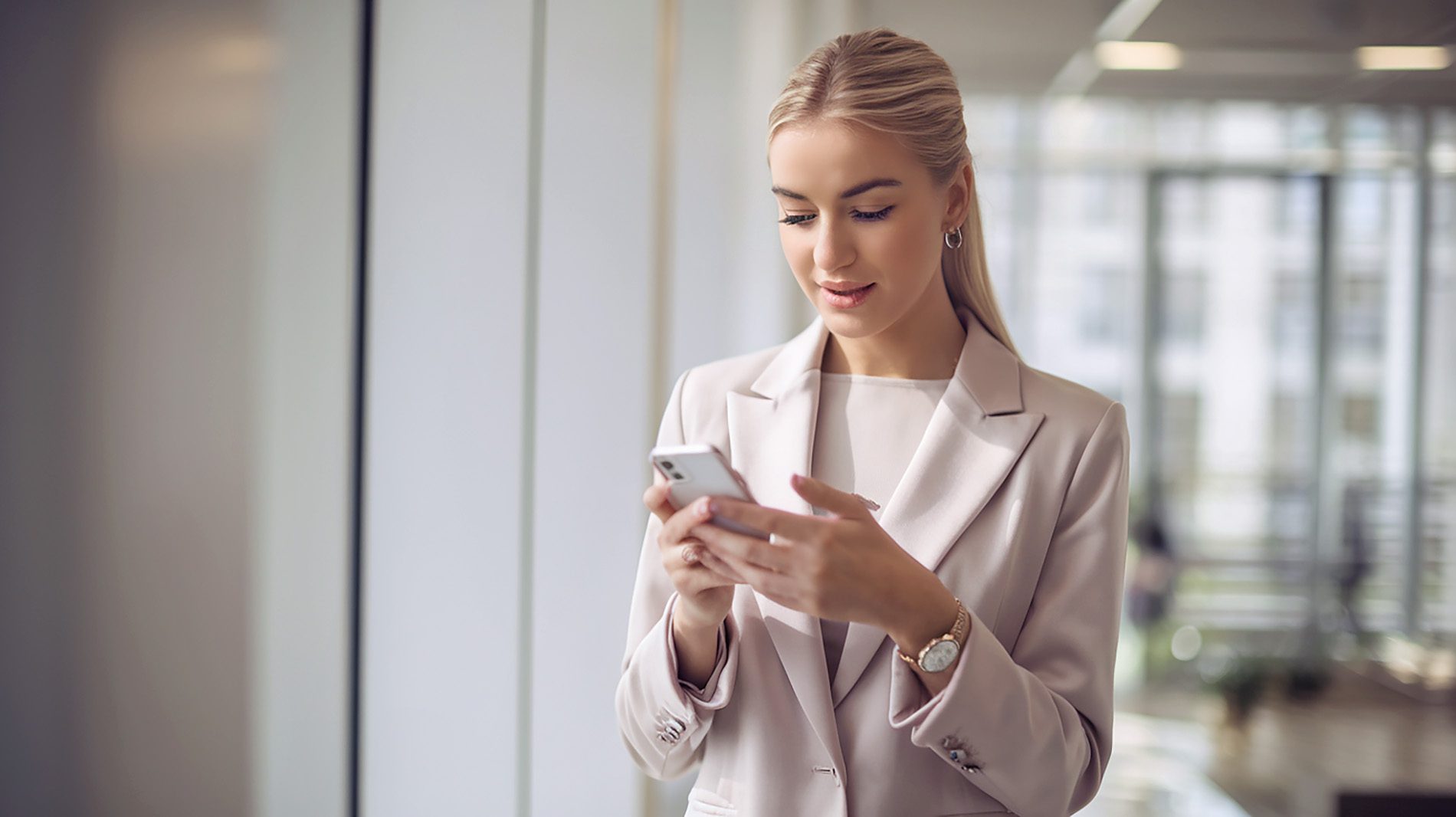 Mitarbeiterin meldet sich telefonisch bei ihrer Vorgesetzten