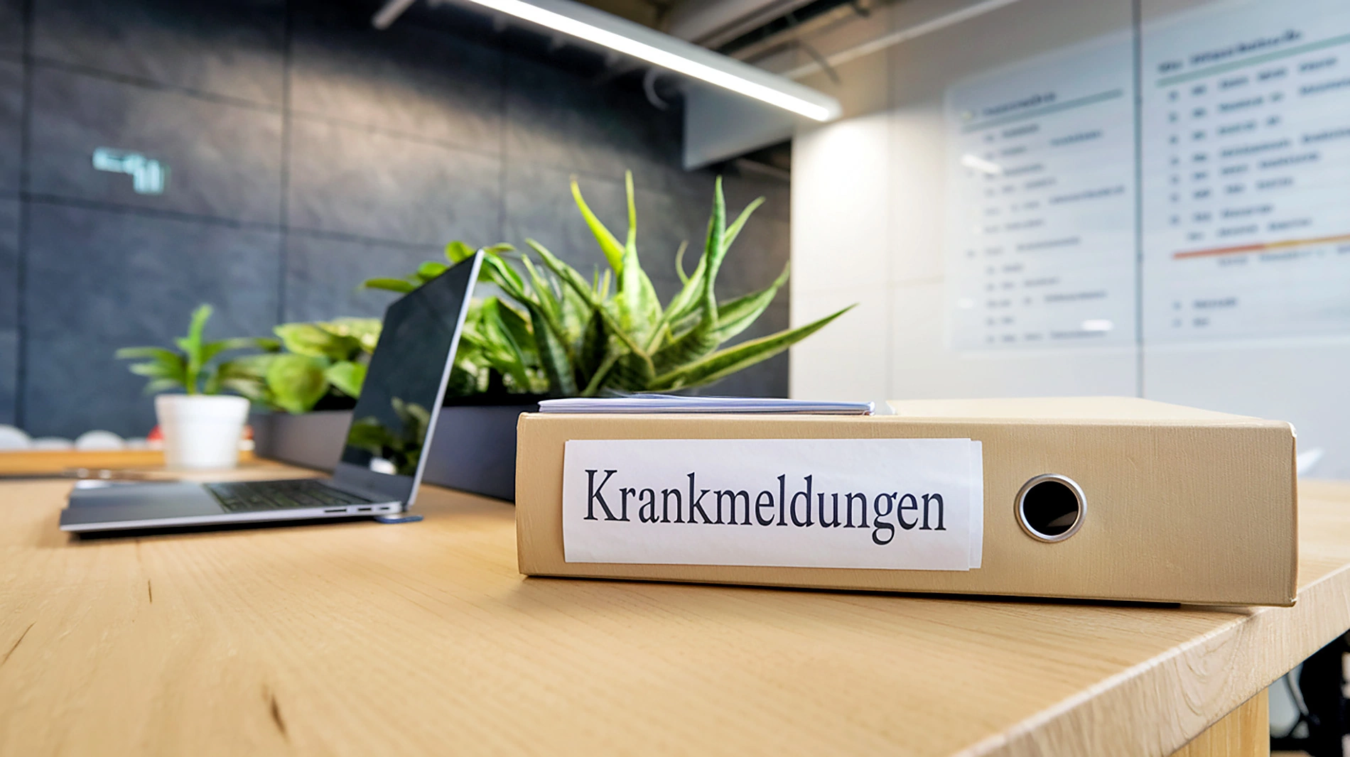 Ordner für Krankmeldungen auf hellem Schreibtisch