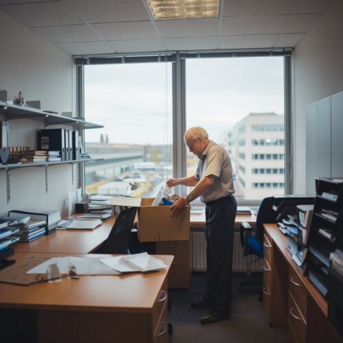 Betriebsratsvorsitzender packt nach Erreichen der Altersgrenze Personalgegenstände in seinem Büro.